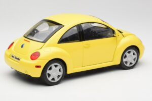 Volkswagen New Beetle Galben Maisto 1:18 37800-M4 Metal - imaginea 3 din 8