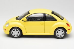 Volkswagen New Beetle Galben Maisto 1:18 37800-M4 Metal - imaginea 4 din 8
