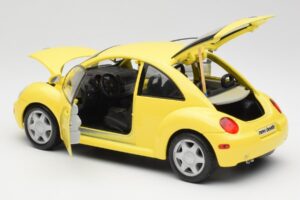 Volkswagen New Beetle Galben Maisto 1:18 37800-M4 Metal - imaginea 5 din 8