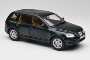 Volkswagen Touareg V10 TDI Reed Green Metallic Bburago 1:18 34911 Metal - imaginea 6 din 8