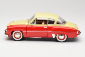 Wartburg 311 Coupe Roșu & Bej Revell 1:18 8418 Metal - imaginea 4 din 8
