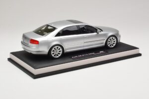 Audi A8 D3 W12 Ice Silver Metallic MotorHelix 1:18 MH030ISM Rășină - imaginea 3 din 7