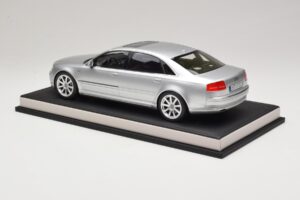 Audi A8 D3 W12 Ice Silver Metallic MotorHelix 1:18 MH030ISM Rășină - imaginea 5 din 7