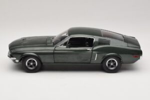 Ford Mustang GT Bullitt cu Figurină Steve McQueen Greenlight 1:18 12885 Metal - imaginea 4 din 8