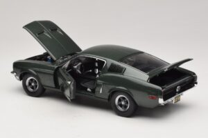Ford Mustang GT Bullitt cu Figurină Steve McQueen Greenlight 1:18 12885 Metal - imaginea 5 din 8