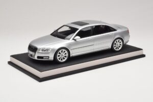 Audi A8 D3 W12 Ice Silver Metallic MotorHelix 1:18 MH030ISM Rășină - imaginea 2 din 7