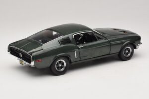 Ford Mustang GT Bullitt cu Figurină Steve McQueen Greenlight 1:18 12885 Metal - imaginea 3 din 8