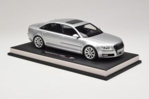 Audi A8 D3 W12 Ice Silver Metallic MotorHelix 1:18 MH030ISM Rășină - imaginea 4 din 7