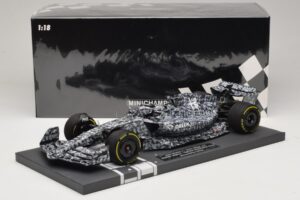 Alfa Romeo Orlen C42 R. Kubica Testing Barcelona 2022 Minichamps 1:18 117229988 Rășină - imaginea 7 din 7