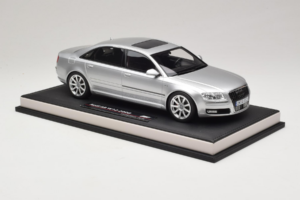 Audi A8 D3 W12 Ice Silver Metallic MotorHelix 1:18 MH030ISM Rășină - imaginea 4 din 7