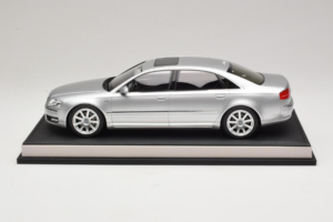Audi A8 D3 W12 Ice Silver Metallic MotorHelix 1:18 MH030ISM Rășină