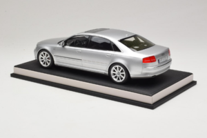 Audi A8 D3 W12 Ice Silver Metallic MotorHelix 1:18 MH030ISM Rășină - imaginea 5 din 7