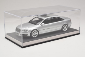 Audi A8 D3 W12 Ice Silver Metallic MotorHelix 1:18 MH030ISM Rășină - imaginea 6 din 7