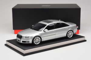 Audi A8 D3 W12 Ice Silver Metallic MotorHelix 1:18 MH030ISM Rășină - imaginea 7 din 7