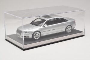 Audi A8 D3 W12 Ice Silver Metallic MotorHelix 1:18 MH030ISM Rășină - imaginea 6 din 7