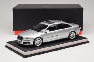 Audi A8 D3 W12 Ice Silver Metallic MotorHelix 1:18 MH030ISM Rășină - imaginea 7 din 7