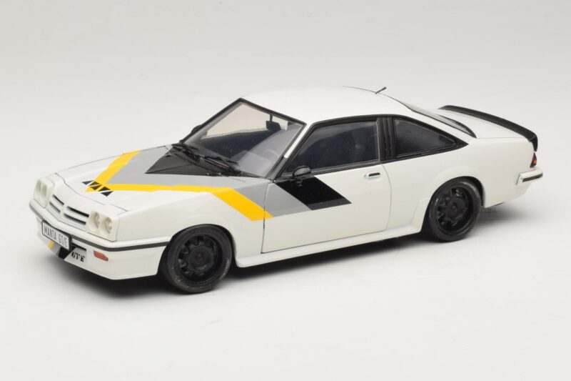 Opel Manta B GT/E Alb Jante Personalizate Negre Revell 1:18 08422 Metal