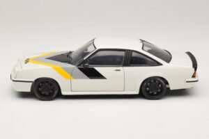 Opel Manta B GT/E Alb Jante Personalizate Negre Revell 1:18 08422 Metal - imaginea 4 din 8