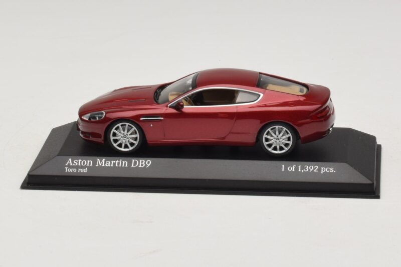 Aston Martin DB9 Roșu Metalizat Minichamps 1:43 Aston Martin DB9 Roșu Metalizat Minichamps 1:43 400137340 Metal