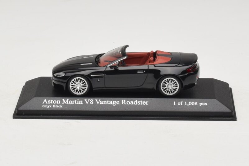 Aston Martin V8 Vantage Roadster Negru Metalizat Minichamps 1:43 400137431 Metal
