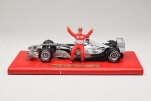 Ferrari F2004 #1 M. Schumacher Six Time World Champion 2004 Crom Argintiu Hot Wheels 1:18 C7332 Metal - imaginea 3 din 6
