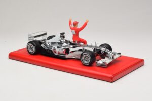 Ferrari F2004 #1 M. Schumacher Six Time World Champion 2004 Crom Argintiu Hot Wheels 1:18 C7332 Metal - imaginea 4 din 6