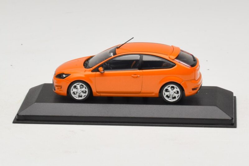 Ford Focus ST Mk2 Electric Orange Cutie de Schimb Minichamps 1:43 400087302-R1 Metal