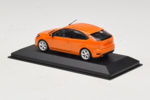 Ford Focus ST Mk2 Electric Orange Cutie de Schimb Minichamps 1:43 400087302-R1 Metal - imaginea 3 din 4