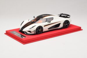 Koenigsegg Regera Alb cu Carbon Negru FrontiArt 1:18 REMC043 Rășină