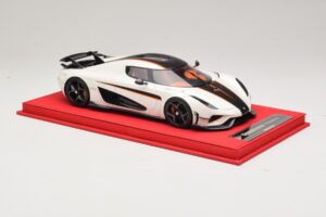Koenigsegg Regera Alb cu Carbon Negru FrontiArt 1:18 REMC043 Rășină - imaginea 4 din 7
