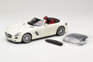 Mercedes SLS AMG Roadster Mystic White II Minichamps 1:18 B66960079 Metal - imaginea 2 din 9
