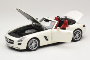 Mercedes SLS AMG Roadster Mystic White II Minichamps 1:18 B66960079 Metal - imaginea 3 din 9