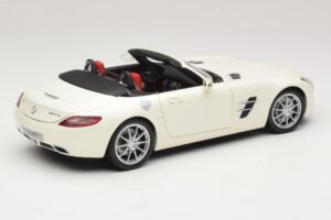 Mercedes SLS AMG Roadster Mystic White II Minichamps 1:18 B66960079 Metal - imaginea 4 din 9