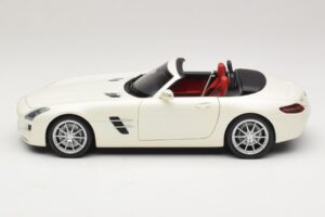 Mercedes SLS AMG Roadster Mystic White II Minichamps 1:18 B66960079 Metal - imaginea 5 din 9