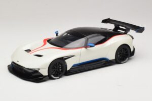 Aston Martin Vulcan Stratus White Cu Dungi Albastre și Roșii AUTOart 1:18 Aston Martin Vulcan Stratus White Cu Dungi Albastre și Roșii AUTOart 1:18 70261 Compozit