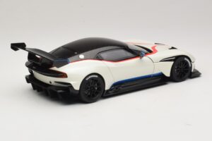 Aston Martin Vulcan Stratus White Cu Dungi Albastre și Roșii AUTOart 1:18 70261 Compozit - imaginea 3 din 8
