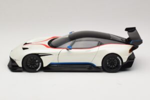 Aston Martin Vulcan Stratus White Cu Dungi Albastre și Roșii AUTOart 1:18 70261 Compozit - imaginea 4 din 8