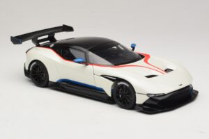 Aston Martin Vulcan Stratus White Cu Dungi Albastre și Roșii AUTOart 1:18 70261 Compozit - imaginea 6 din 8