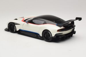 Aston Martin Vulcan Stratus White Cu Dungi Albastre și Roșii AUTOart 1:18 70261 Compozit - imaginea 7 din 8
