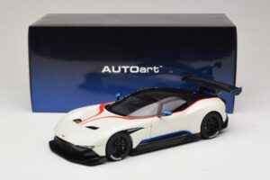 Aston Martin Vulcan Stratus White Cu Dungi Albastre și Roșii AUTOart 1:18 70261 Compozit - imaginea 8 din 8