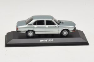 BMW 520 E12 Albastru Deschis Metalizat Maxichamps 1:43 940023002 Metal