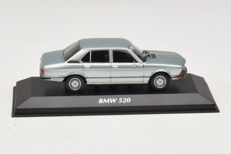 BMW 520 E12 Albastru Deschis Metalizat Maxichamps 1:43 940023002 Metal