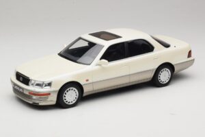 Lexus LS 400 XF10 Diamond White Pearl Otto 1:18 Lexus LS 400 XF10 Diamond White Pearl Otto 1:18 OT1277 Rășină