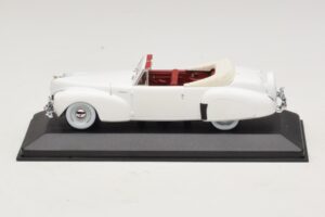 Lincoln Continental Cabriolet Alb Minichamps 1:43 Lincoln Continental Cabriolet Alb Minichamps 1:43 400082501 Metal
