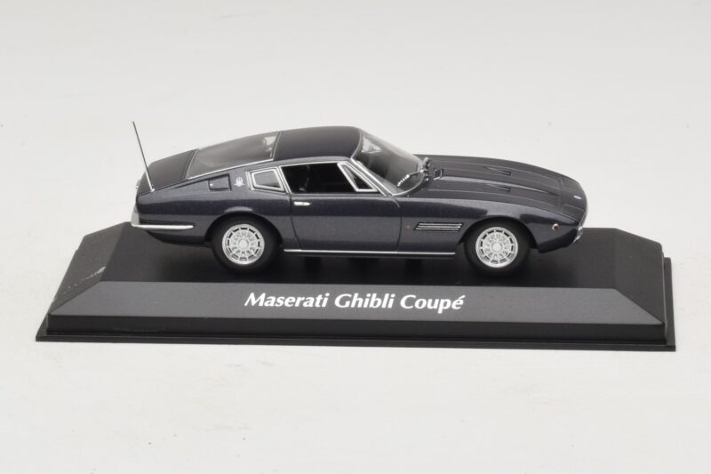 Maserati Ghibli Maro Metalizat Maxichamps 1:43 Maserati Ghibli Maro Metalizat Maxichamps 1:43 940123320 Metal