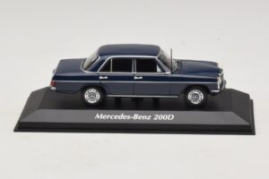 Mercedes 200D W115 Albastru Maxichamps 1:43 Mercedes 200D W115 Albastru Maxichamps 1:43 940034000 Metal