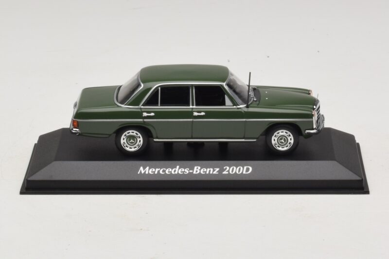 Mercedes 200D W115 Verde Închis Maxichamps 1:43 Mercedes 200D W115 Verde Închis Maxichamps 1:43 940034001 Metal
