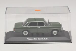 Mercedes 200D W115 Verde Închis Maxichamps 1:43 940034001 Metal - imaginea 4 din 5
