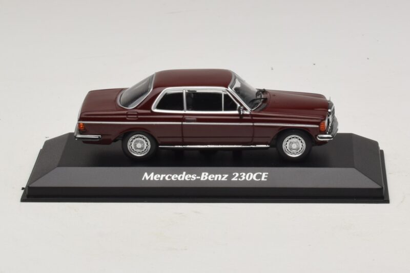 Mercedes 230 CE C123 Roșu Maxichamps 1:43 Mercedes 230 CE C123 Roșu Maxichamps 1:43 940032221 Metal