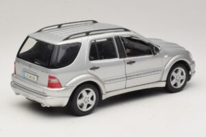 Mercedes ML55 AMG W163 Argintiu Maisto 1:18 31876-P1 Metal - imaginea 3 din 8